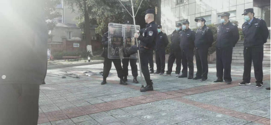 “內(nèi)強素質(zhì)、外塑形象”—潤州保安組織中醫(yī)院隊員進行日常隊列訓(xùn)練