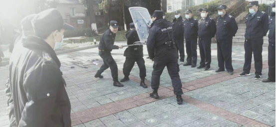 “內(nèi)強素質(zhì)、外塑形象”—潤州保安組織中醫(yī)院隊員進行日常隊列訓(xùn)練