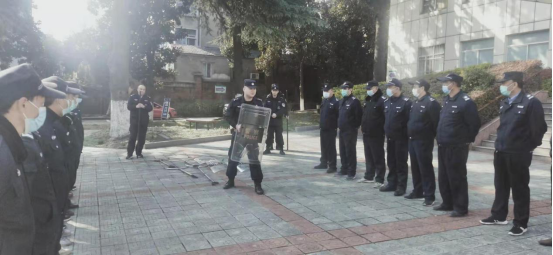 “內(nèi)強素質(zhì)、外塑形象”—潤州保安組織中醫(yī)院隊員進行日常隊列訓(xùn)練