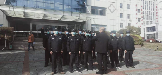 “內(nèi)強素質(zhì)、外塑形象”—潤州保安組織中醫(yī)院隊員進行日常隊列訓(xùn)練