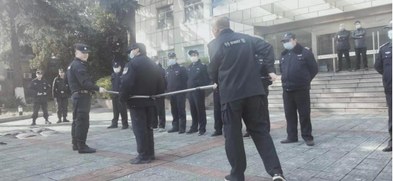“內(nèi)強素質(zhì)、外塑形象”—潤州保安組織中醫(yī)院隊員進行日常隊列訓(xùn)練