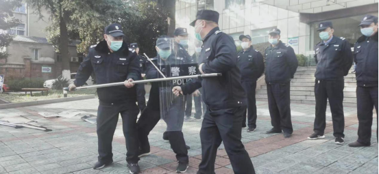 “內(nèi)強素質(zhì)、外塑形象”—潤州保安組織中醫(yī)院隊員進行日常隊列訓(xùn)練