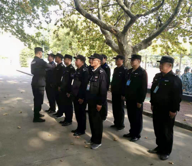 牢固樹立安全意識 筑牢校園安全防線--潤州保安公司組織江蘇科技大學全體保安隊員進行日常隊列訓練