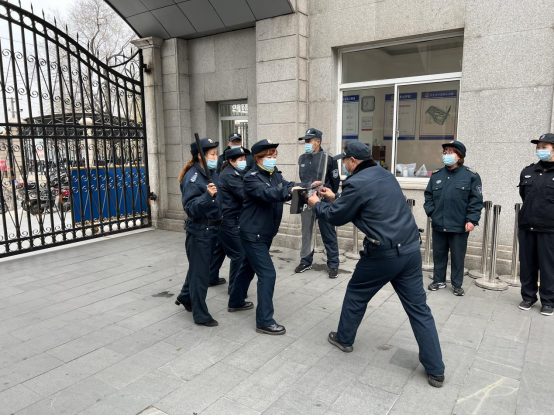潤州保安公司組織鎮(zhèn)江崇實女子中學保安隊員進行隊列及防爆器械訓練