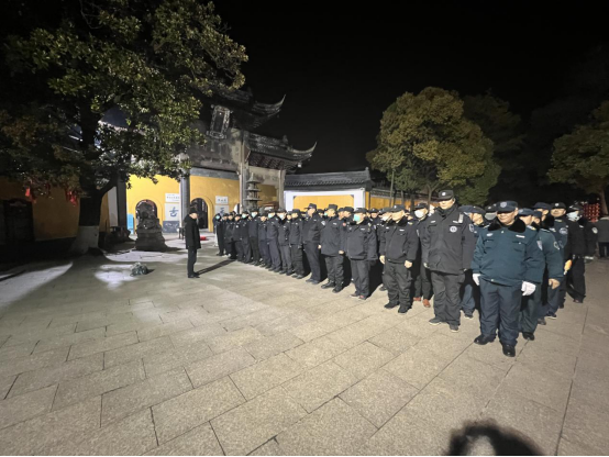 佛音陣陣辭舊歲，撞鐘起航迎新年