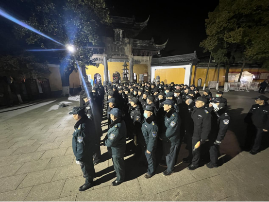 佛音陣陣辭舊歲，撞鐘起航迎新年